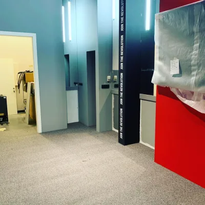 Автосалон Tesla в Москве