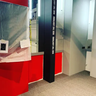 Автосалон Tesla в Москве